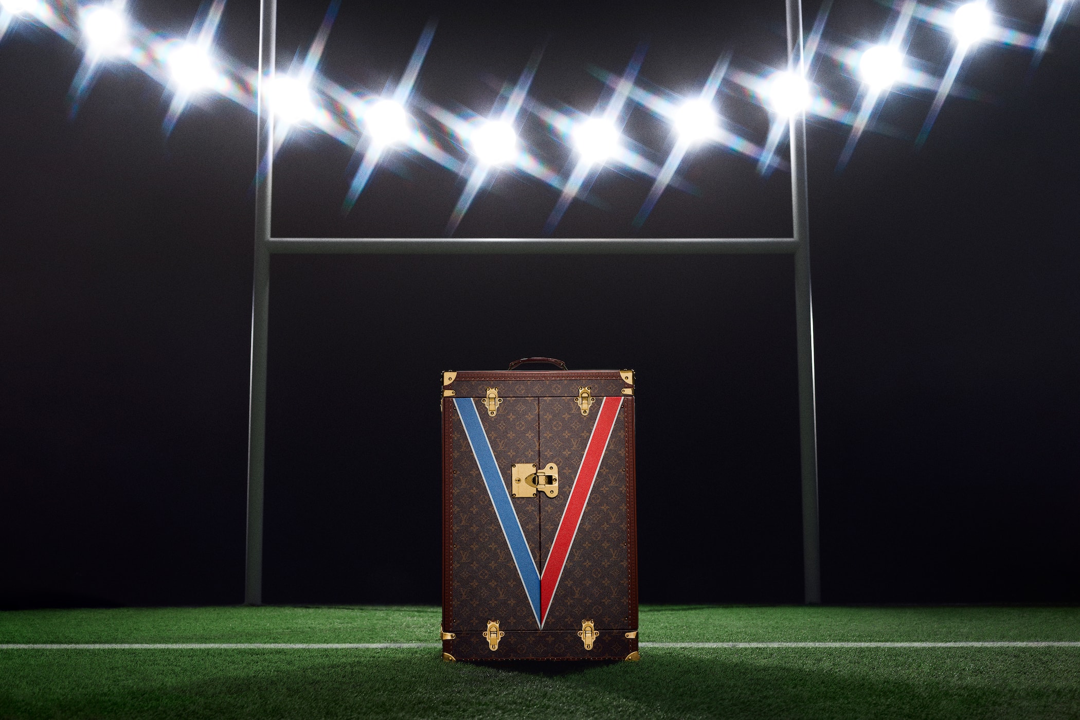 Louis Vuitton 为 2023 年法国橄榄球世界杯定制奖杯箱