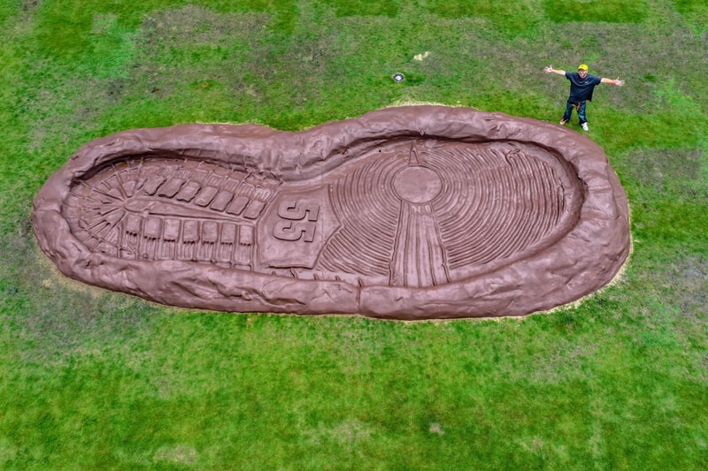 走进广州艺术家杰凸凸第七次个人球鞋艺术展《一步一脚印》 走进广州艺术家杰凸凸第七次个人球鞋艺术展《一步一脚印》