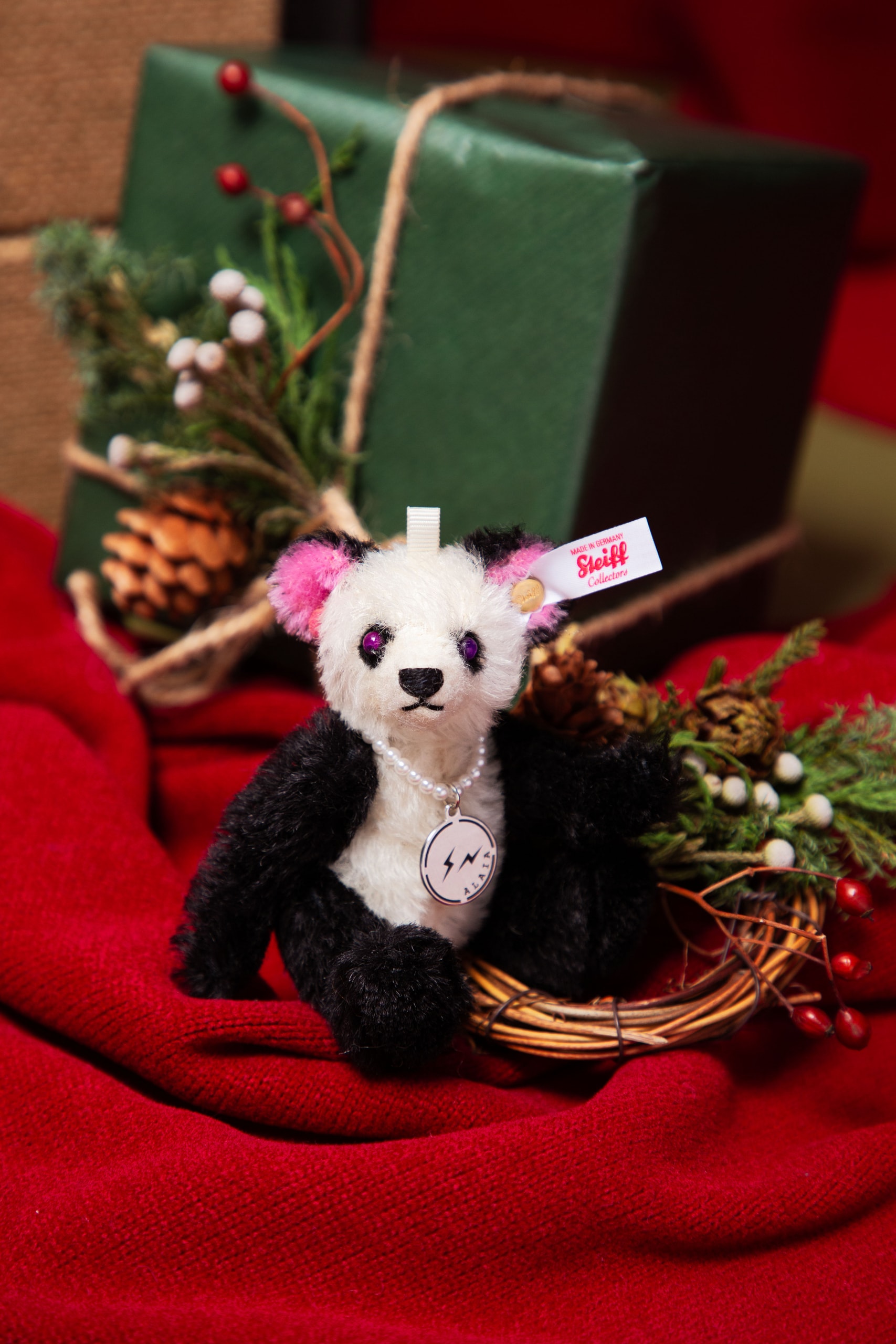 fragment design x Alaia x Steiff 三方聯名全新掛飾「Mini Panda Bearry Cute」正式登場