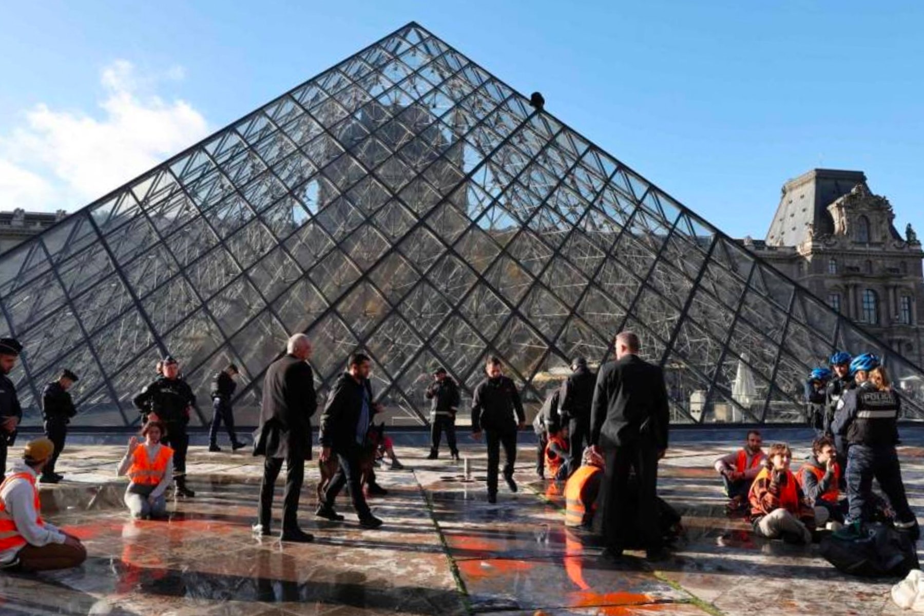 環保團體人士將大量油漆噴灑在巴黎羅浮宮
