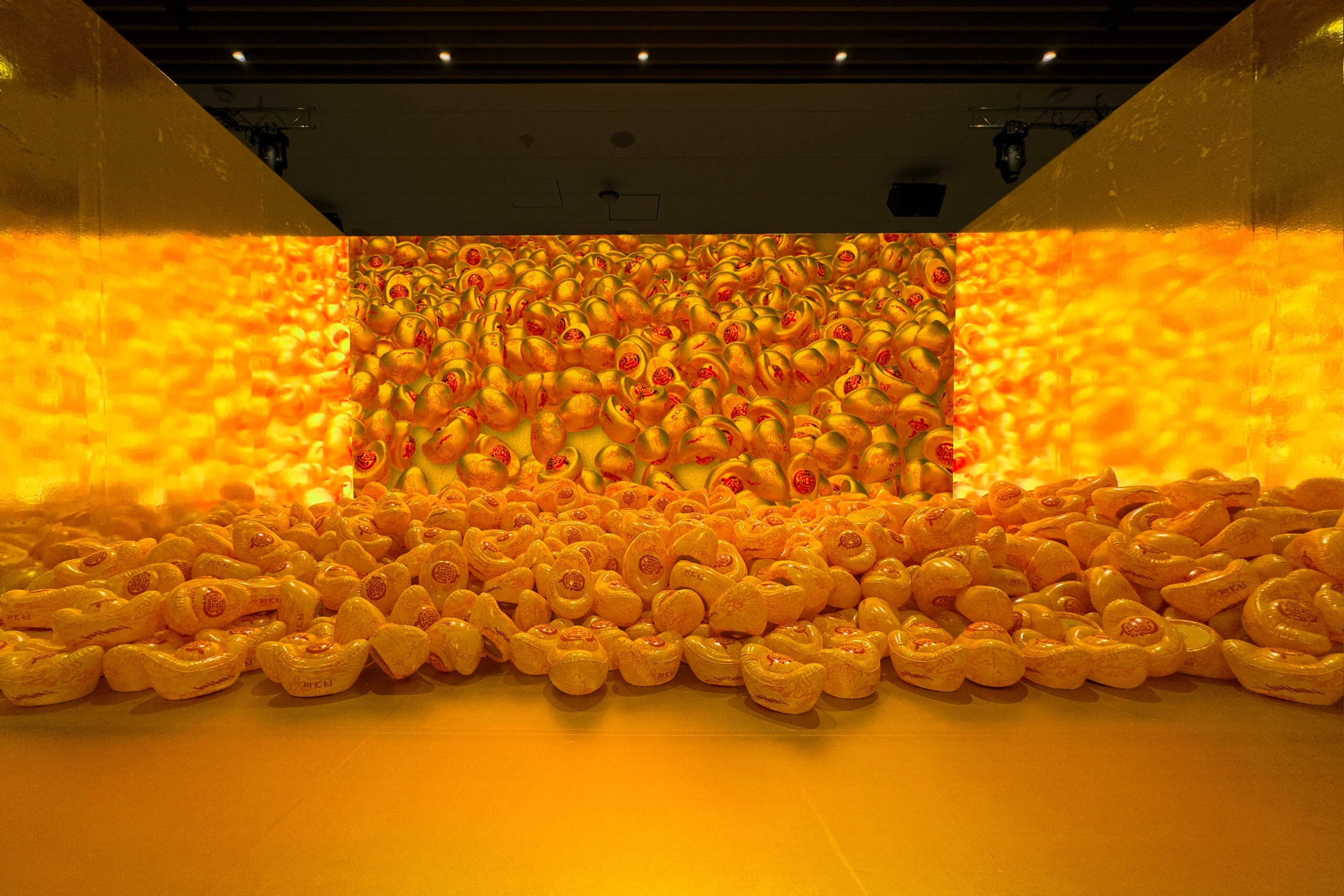 Jahan Loh 携手 ACU 举办「黄金满屋」装置艺术展览