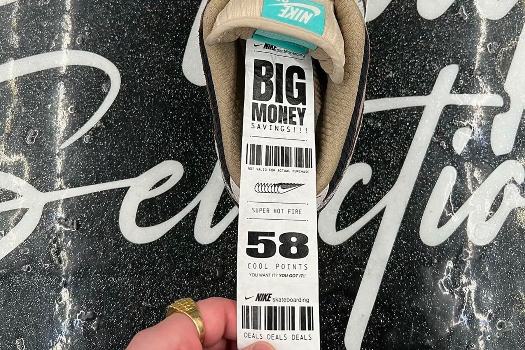 率先近賞 Nike SB Dunk Low 最新配色「Big Money Savings」