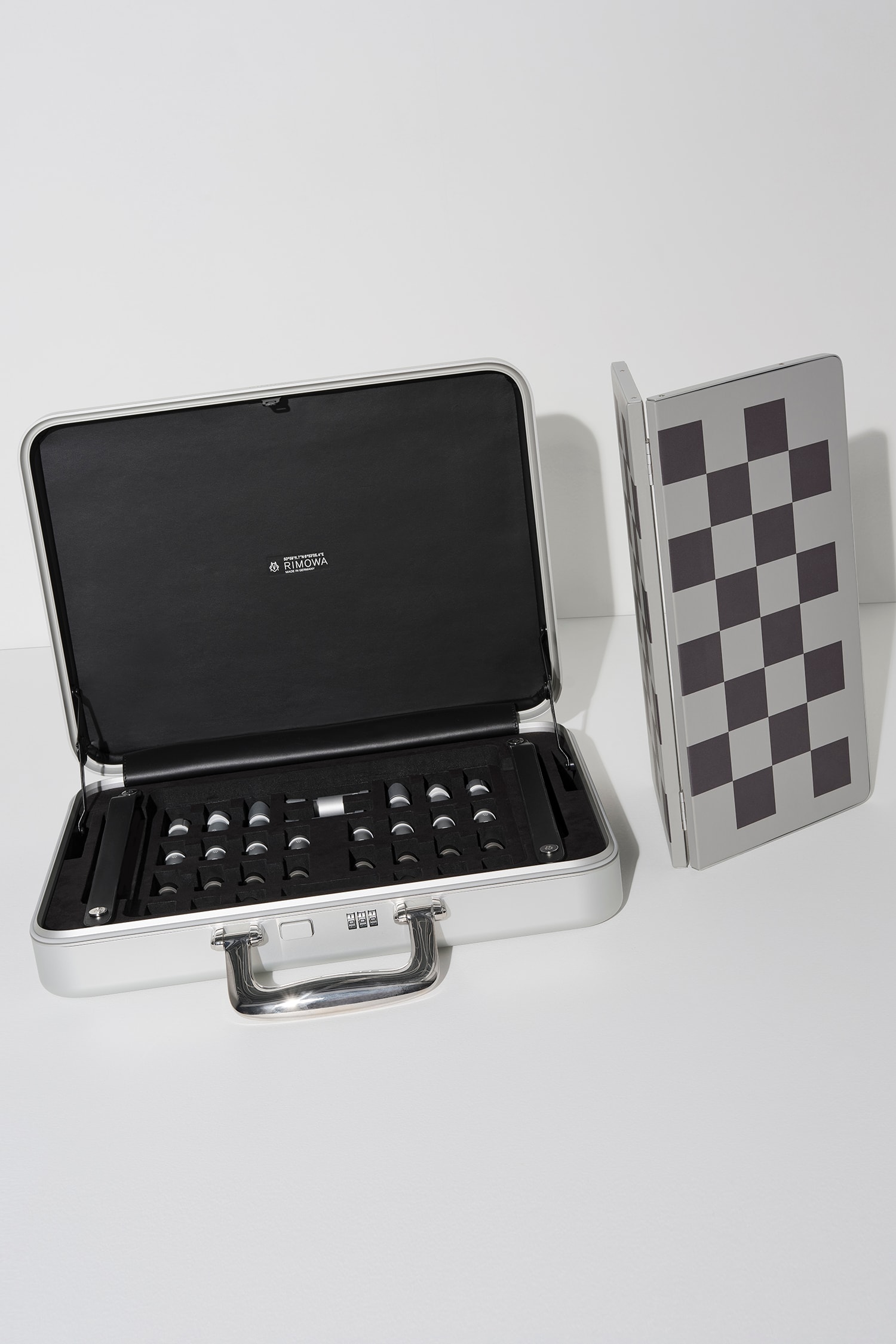 RIMOWA 推出铝镁合金 Attaché Chess 银色手提箱