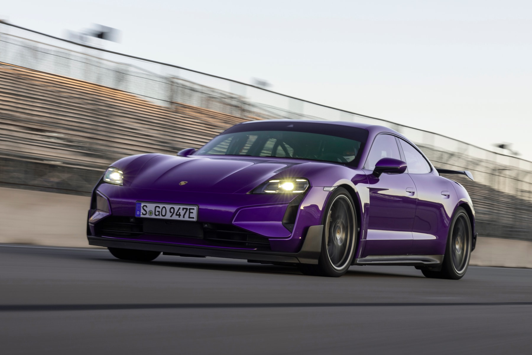 Porsche 發表全新高性能車型 Taycan Turbo GT