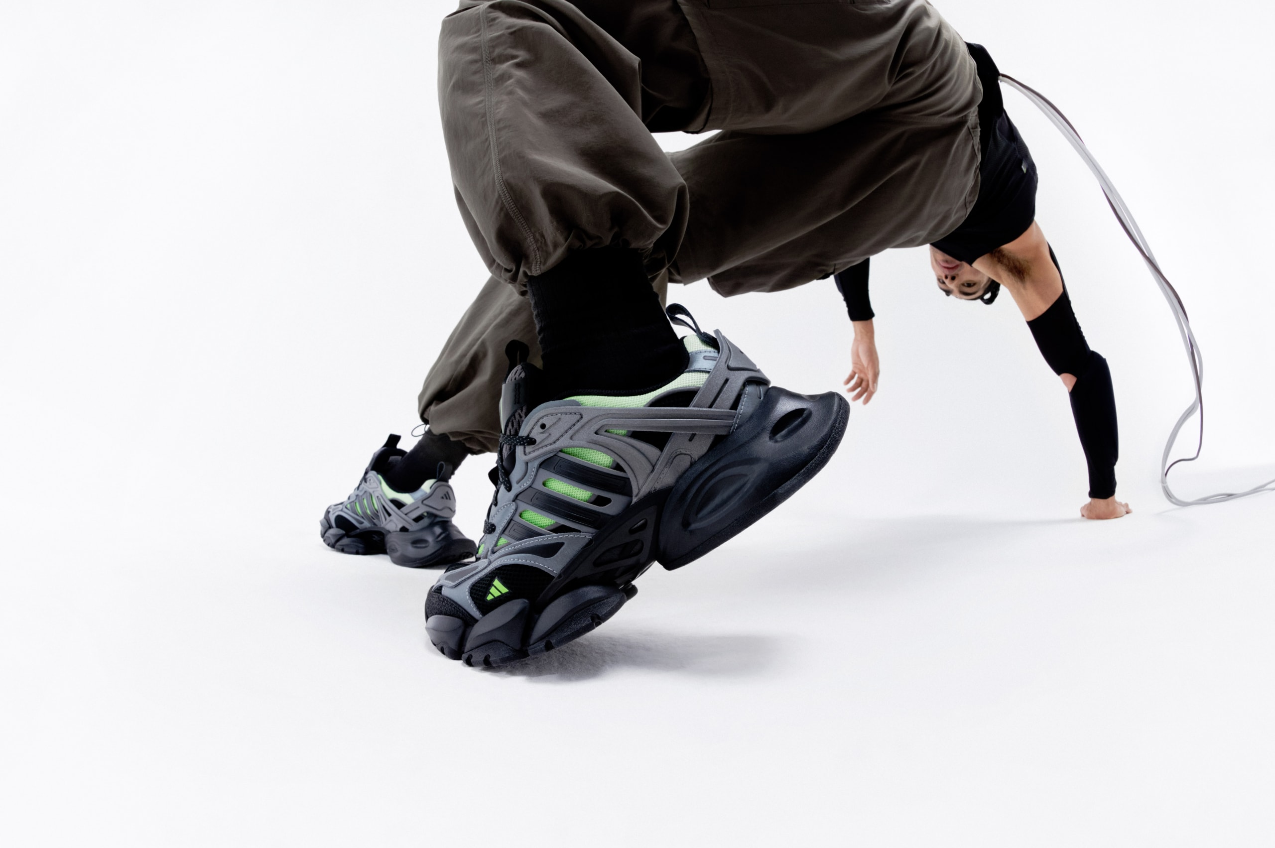 adidas Sportswear 轻运动发布先锋艺术视觉大片