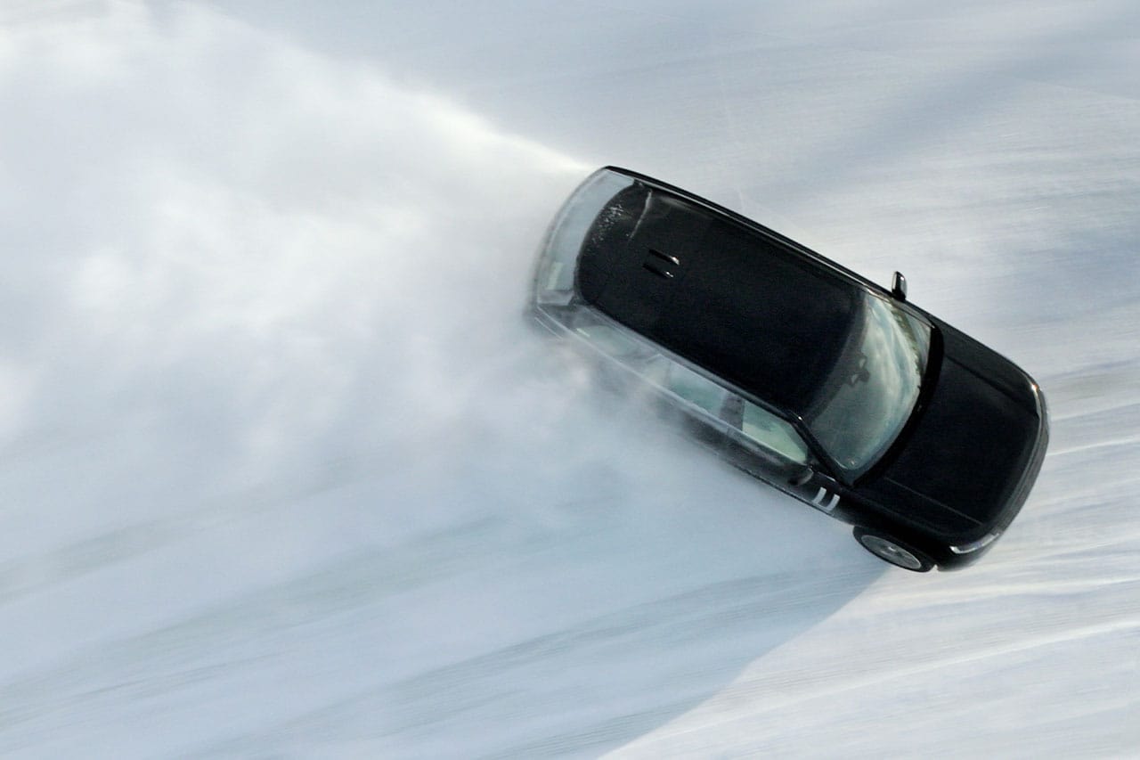 首款电能化 Range Rover 原型车于北极圈展开测试