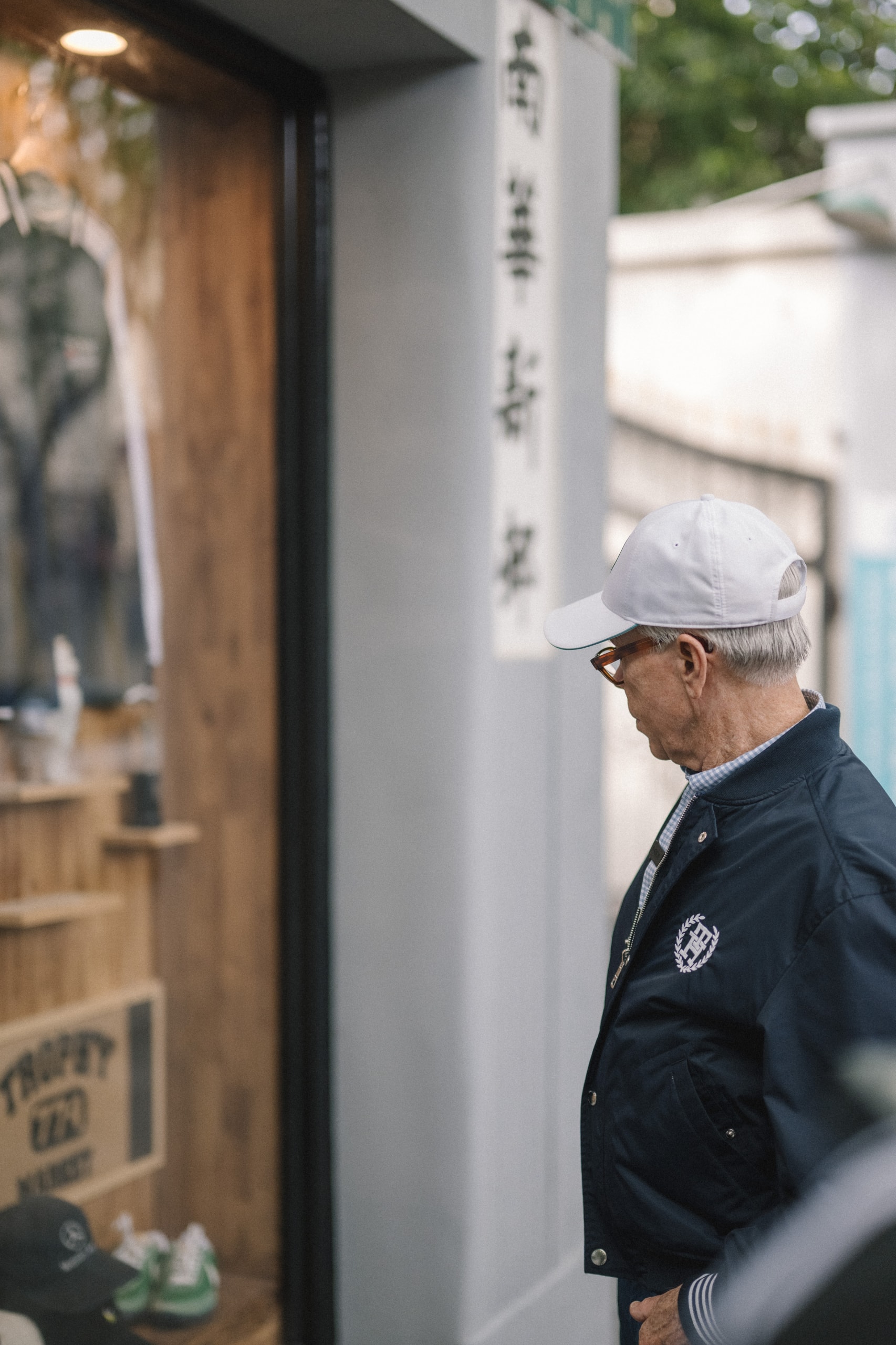畅聊古着文化，跟随 Tommy Hilfiger 创始人探访上海 Vintage 店铺