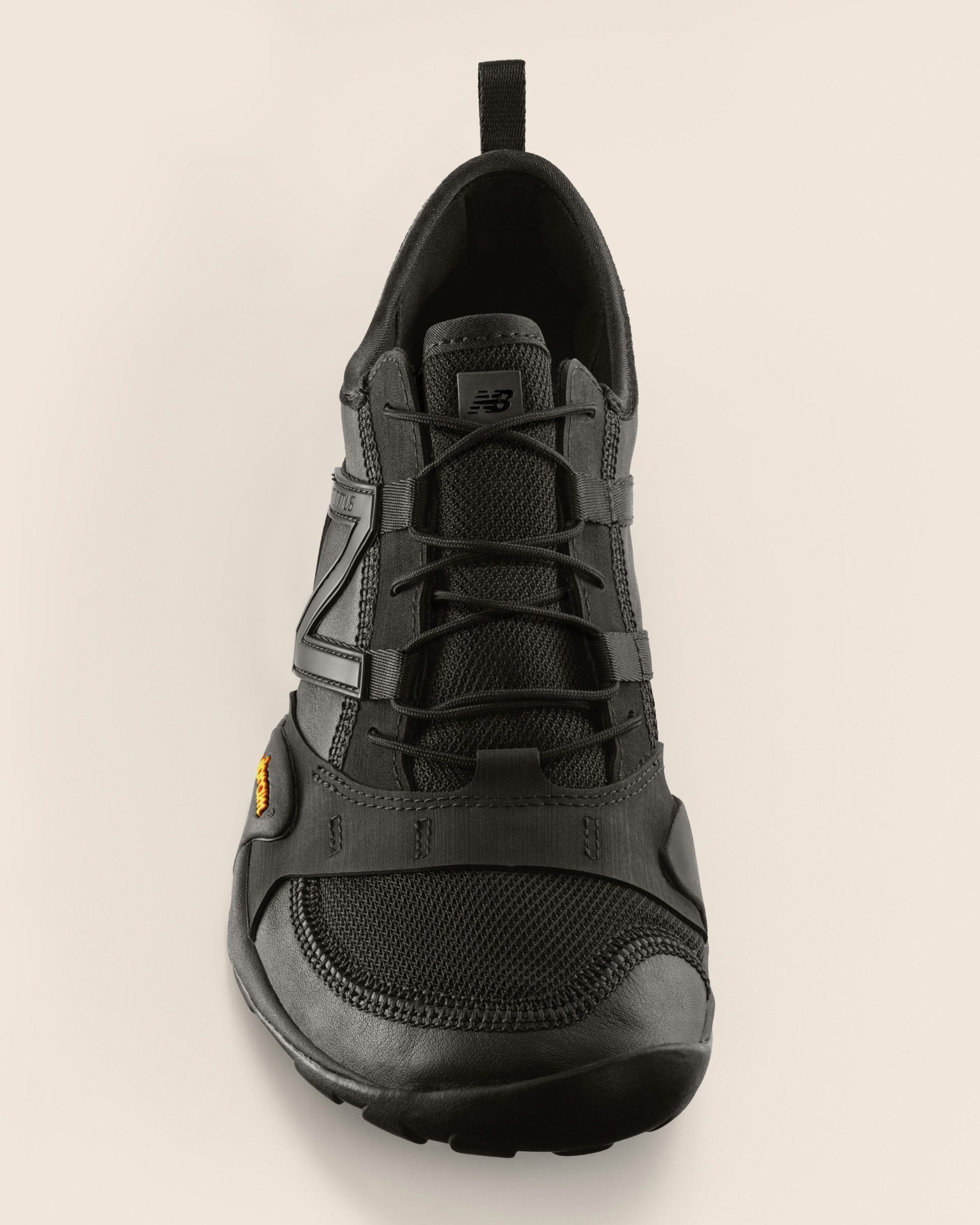 ISSEY MIYAKE 首度攜手 New Balance 打造全新聯名鞋款 MT10O