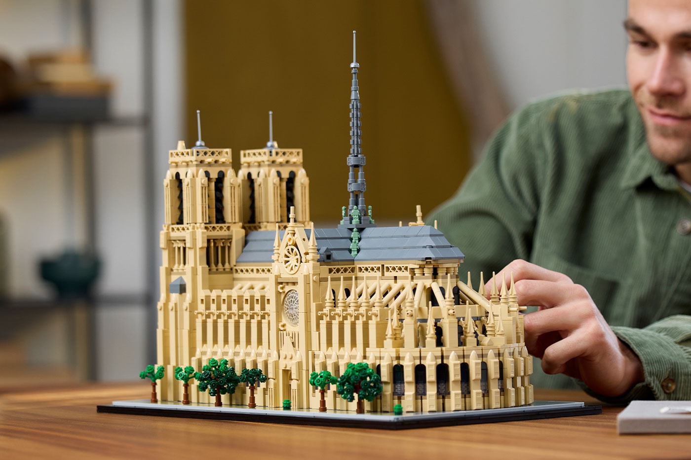 LEGO 推出全新《蒙娜麗莎》畫像與巴黎聖母院積木模型