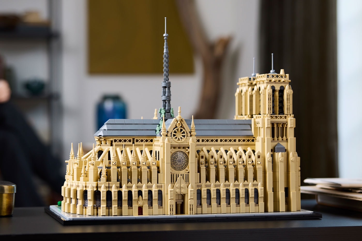 LEGO 推出全新《蒙娜麗莎》畫像與巴黎聖母院積木模型