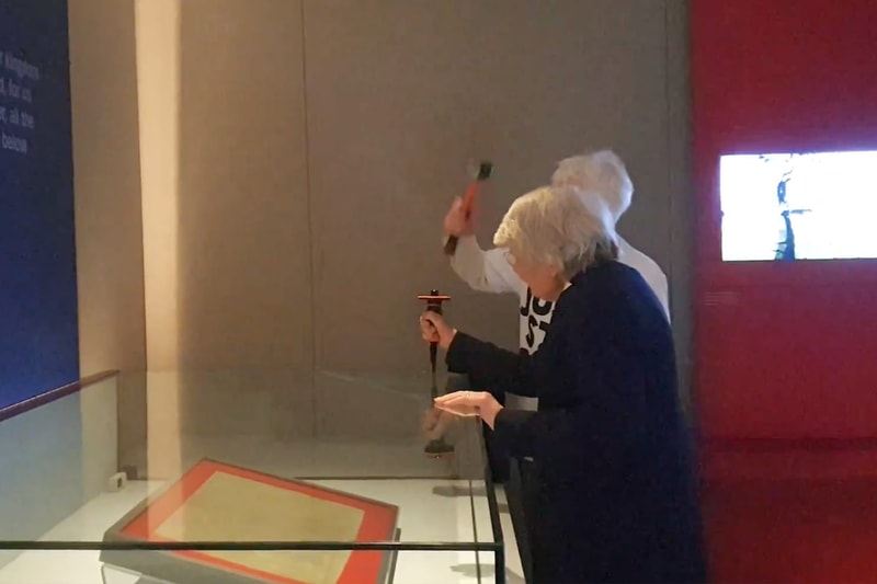 环保团体人士击碎 13 世纪文献《Magna Carta 大宪章》护层玻璃 环保团体人士击碎 13 世纪文献《Magna Carta 大宪章》护层玻璃