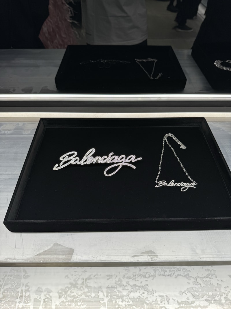 率先预览 Balenciaga 2025 春季系列单品
