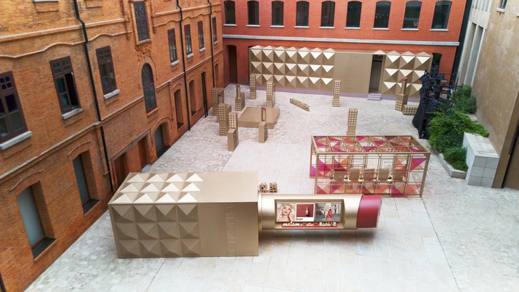 走进 VALENTINO「未来金」铆钉之城