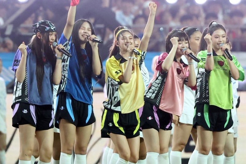 NewJeans 亲着 Nike x AMBUSH 客制化足球衣出席《Coupang Play》年度系列赛 NewJeans 亲着 Nike x AMBUSH 客制化足球衣出席《Coupang Play》年度系列赛