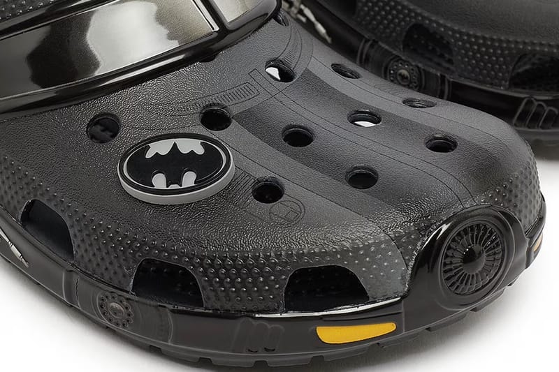 把蝙蝠車穿在腳上？Crocs 推出蝙蝠俠「Batmobile」造型最新聯名鞋款