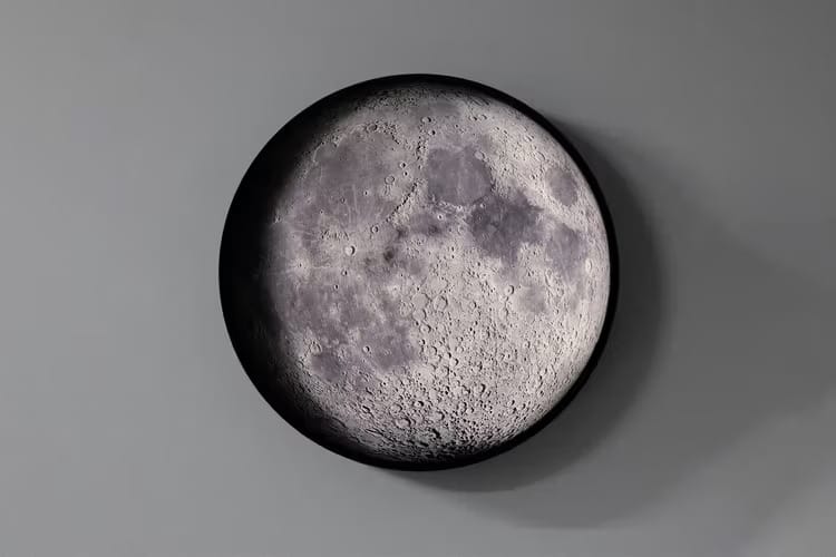 倫敦設計工作室 Relative Distance 推出全新「即時月相盈虧」壁燈