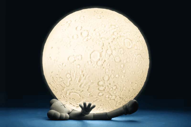 AllRightsReserved 攜手 KAWS 推出全新桌燈「BIG MOON」