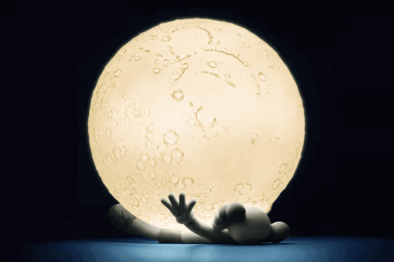 AllRightsReserved 攜手 KAWS 推出全新桌燈「BIG MOON」