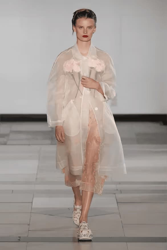 Simone Rocha 發佈 2025 全新春夏系列大秀