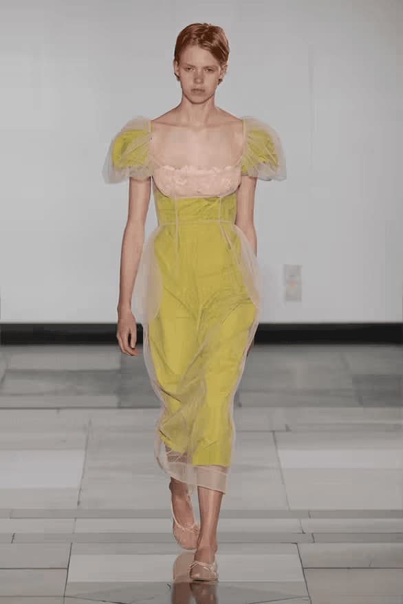 Simone Rocha 發佈 2025 全新春夏系列大秀