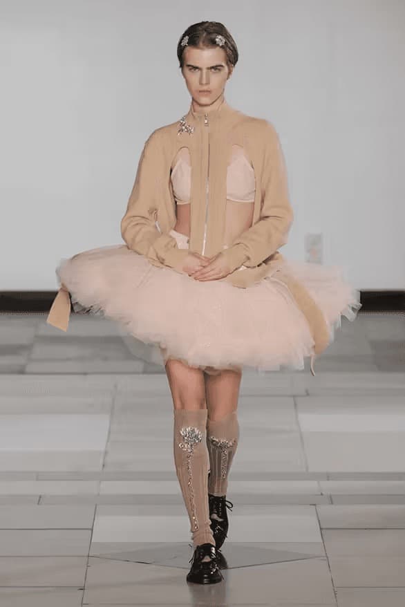 Simone Rocha 發佈 2025 全新春夏系列大秀