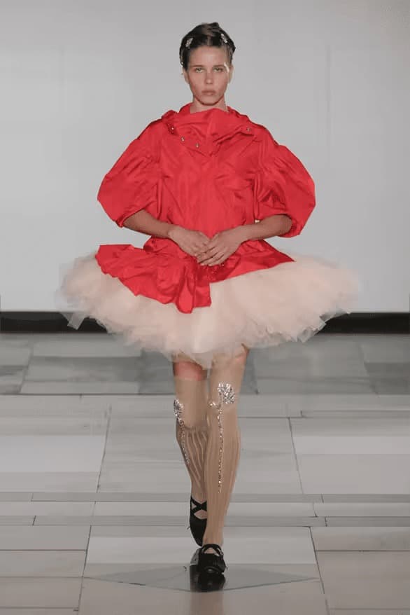 Simone Rocha 發佈 2025 全新春夏系列大秀