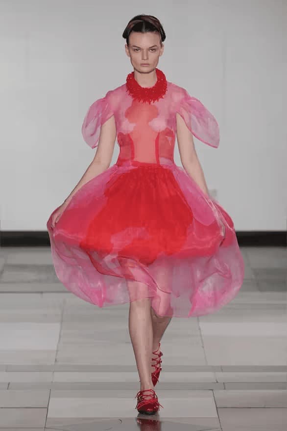 Simone Rocha 發佈 2025 全新春夏系列大秀