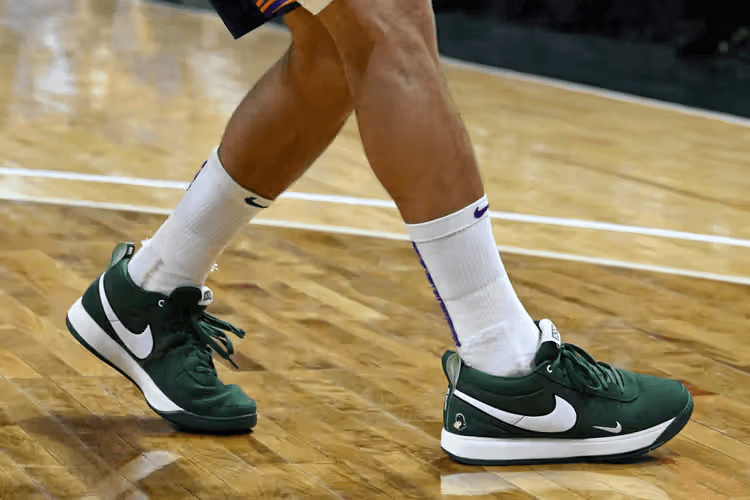 Devin Booker 着用 Nike Book 1 全新 PE 配色「Michigan State」