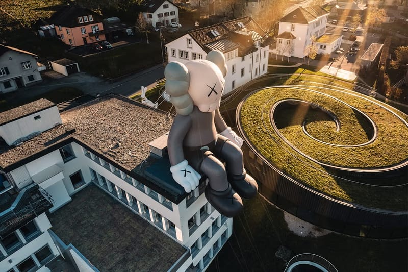 「KAWS:HOLIDAY」第十二站攜手 Audemars Piguet 登陸瑞士布拉蘇絲