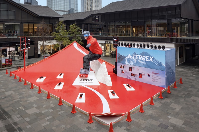 直击 adidas TERREX 巨型滑雪「大红人」雕塑装置 直击 adidas TERREX 巨型滑雪「大红人」雕塑装置