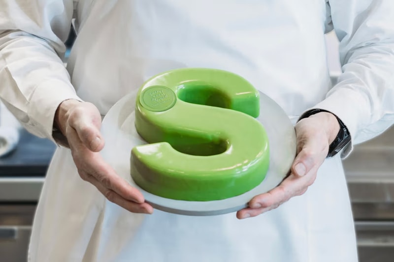 sacai 联手米其林星级名厨 Richard Ekkebu 推出 sacai THE cake by Richard Ekkebus 抹茶芝士蛋糕 sacai 联手米其林星级名厨 Richard Ekkebu 推出 sacai THE cake by Richard Ekkebus 抹茶芝士蛋糕