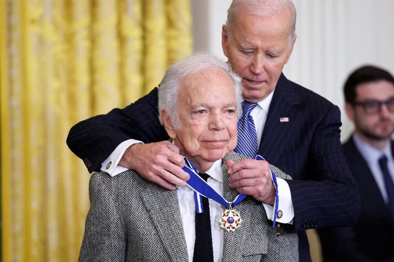 首位获此殊荣的时尚设计师!Ralph Lauren 受美国总统 Joe Biden 颁发总统自由勋章 首位获此殊荣的时尚设计师!Ralph Lauren 受美国总统 Joe Biden 颁发总统自由勋章