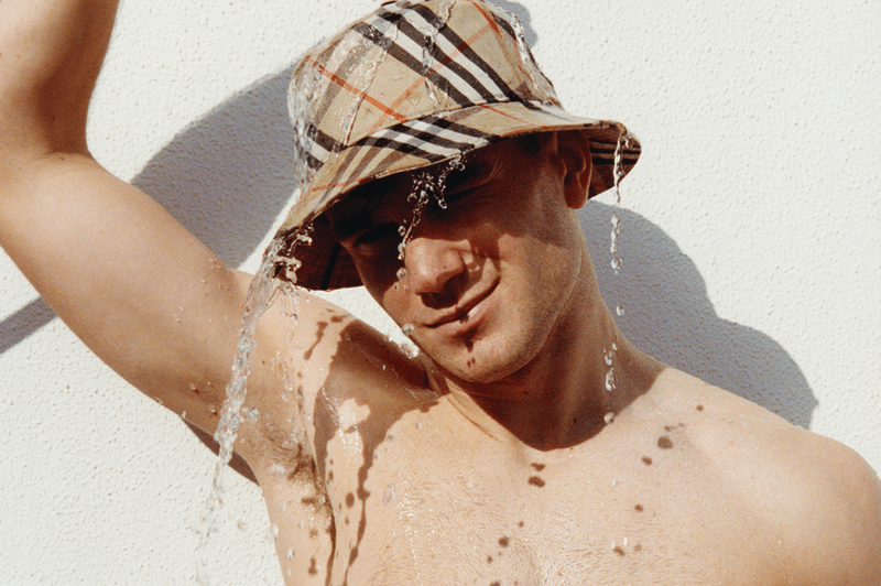 Burberry 发布 2025 夏季系列大片「共赴仲夏」