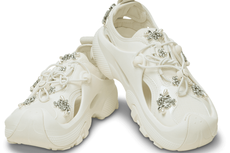 Crocs 卡骆驰再度联手 Simone Rocha 揭幕全新联名系列