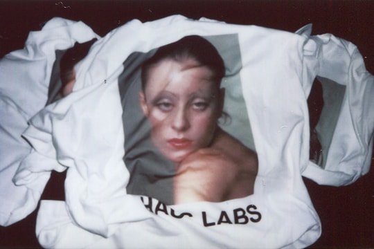 Haus Labs 首款周边上线：Jane Forth 主题 T 恤重磅登场