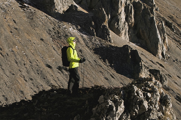 安踏冠军发布全新炬石系列
