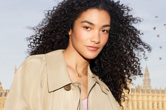 Olivia Dean 成为 Burberry 全新香水代言人