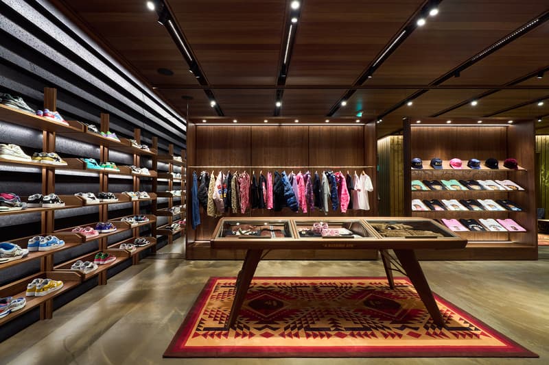 走进 BAPE STORE® DOSAN 首尔旗舰店