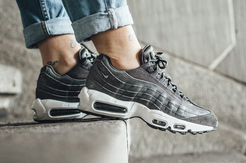 air max 95 premium on feet