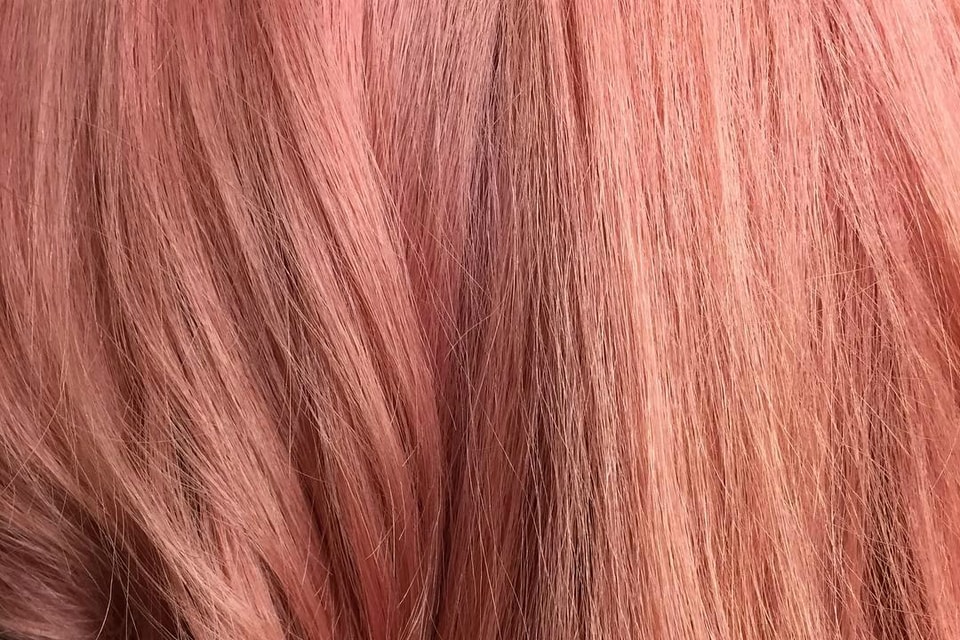 Краска лореаль розовая. Лореаль клубничный блонд. Гарньер клубничный блонд. Цвет волос розовое шампанское. Персиковая краска для волос.