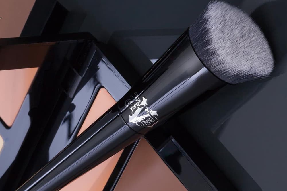 Kat Von D Unveils New Creme Contour Brush Hypebae Carve Out Those Cheeks With Kat Von D S New Créme Contour Brush
