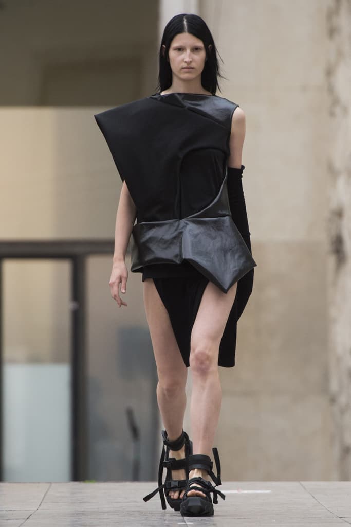 Rick Owens Spring Summer 2018 Show Paris Fashion Week Palais De Tokyo Runway Show Social Commentary Environmental Social Color Palette