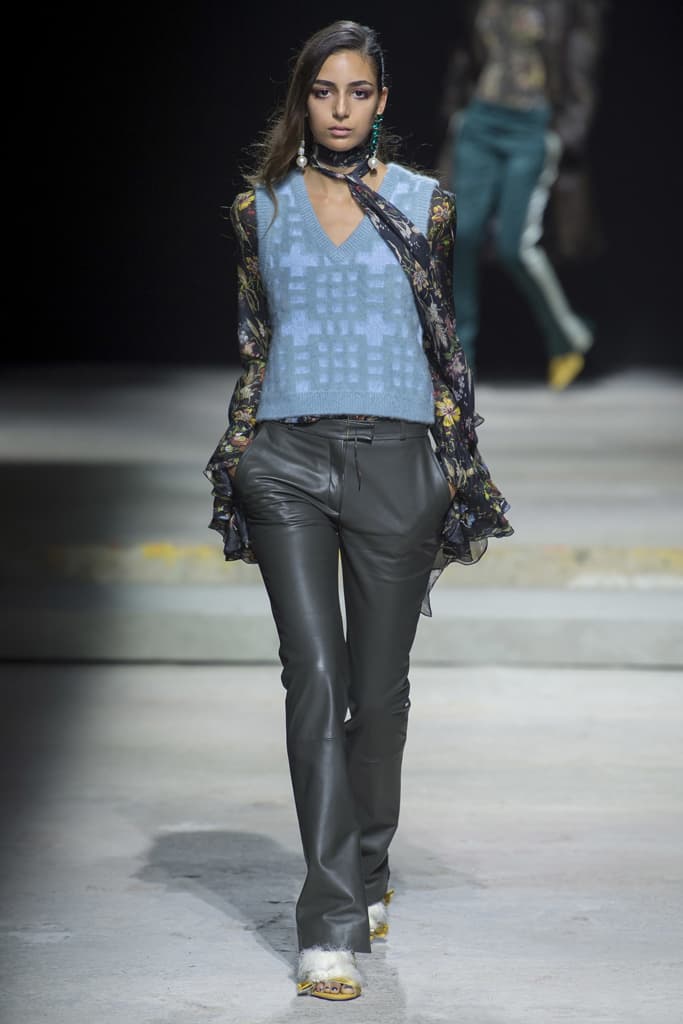Topshop Unique Spring 2018 Collection London Fashion Week LFW Show Adwoa Aboah Hailey Baldwin Jourdan Dunn Joan Smalls Fashion