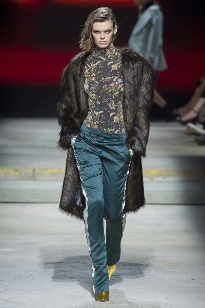 Topshop Unique Spring 2018 Collection London Fashion Week LFW Show Adwoa Aboah Hailey Baldwin Jourdan Dunn Joan Smalls Fashion