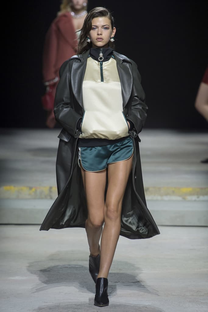 Topshop Unique Spring 2018 Collection London Fashion Week LFW Show Adwoa Aboah Hailey Baldwin Jourdan Dunn Joan Smalls Fashion