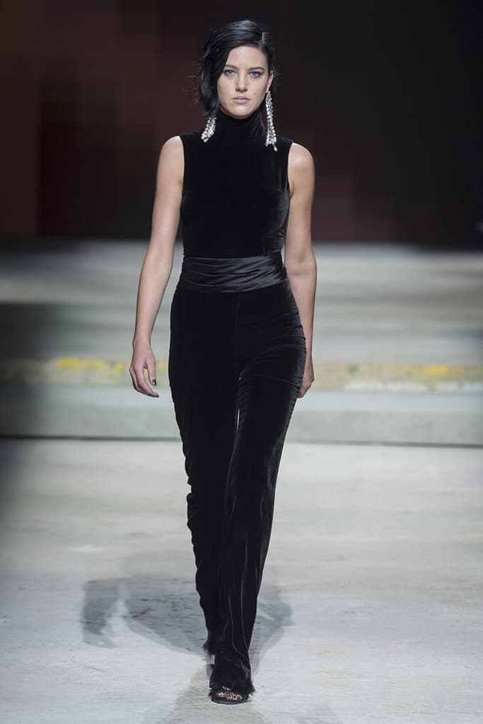Topshop Unique Spring 2018 Collection London Fashion Week LFW Show Adwoa Aboah Hailey Baldwin Jourdan Dunn Joan Smalls Fashion