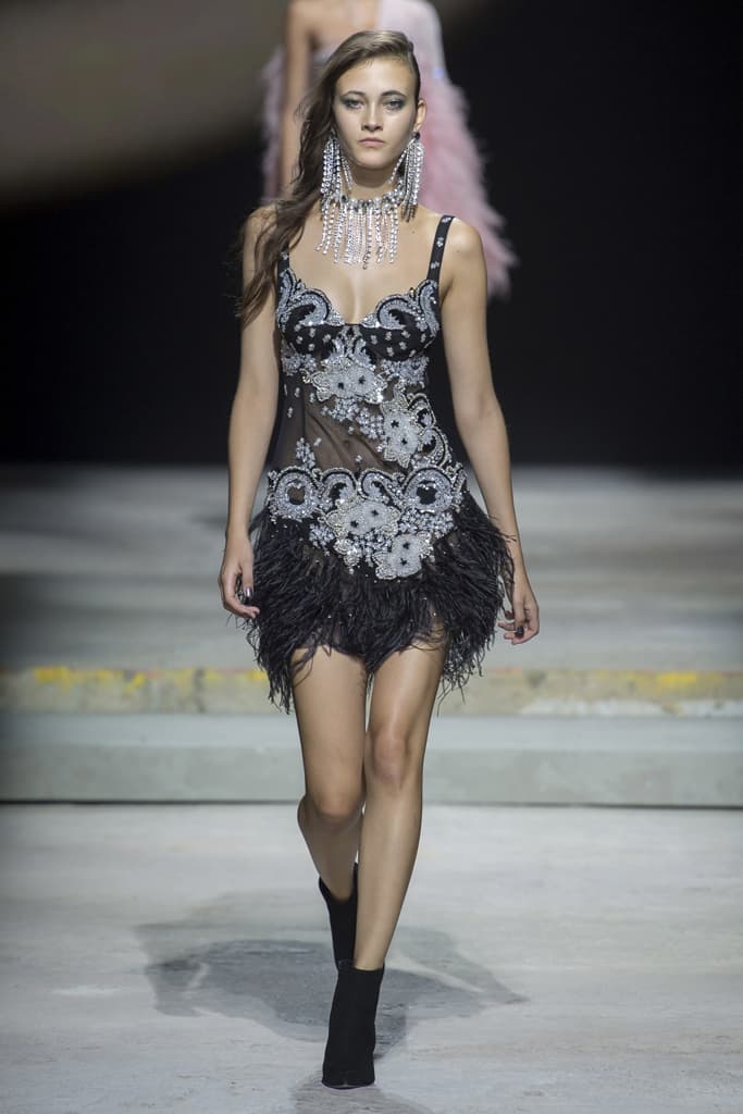 Topshop Unique Spring 2018 Collection London Fashion Week LFW Show Adwoa Aboah Hailey Baldwin Jourdan Dunn Joan Smalls Fashion