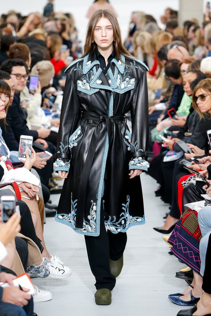 Céline Phoebe Philo Spring Summer 2018 Runway Show PFW Paris Fashion Week Collection Clutch Bag