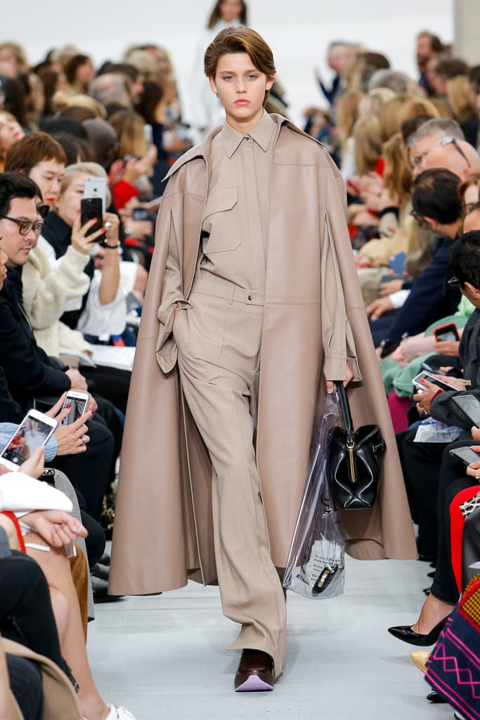 Céline Phoebe Philo Spring Summer 2018 Runway Show PFW Paris Fashion Week Collection Clutch Bag