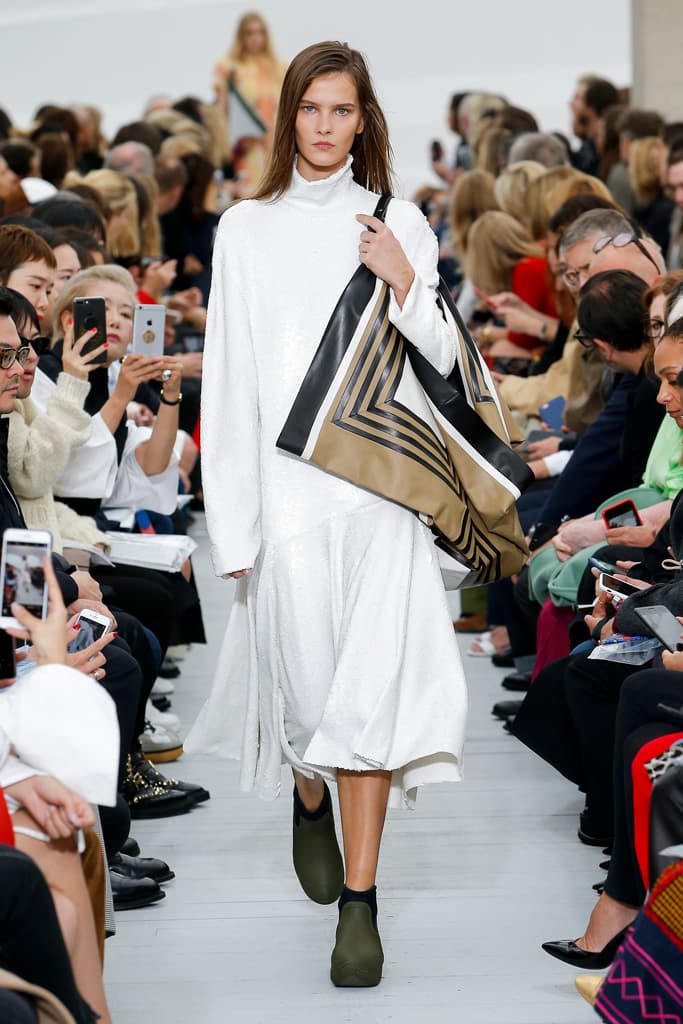 Céline Phoebe Philo Spring Summer 2018 Runway Show PFW Paris Fashion Week Collection Clutch Bag